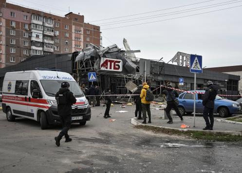 Des policiers ukrainiens sur le site d’une attaque russe à Zaporijia, dimanche 14 décembre 2025.
