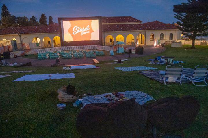 Un cinéma en plein air, après l’évacuation des lieux suite à une fusillade à Bondi Beach, à Sydney, le 14 décembre 2025. 