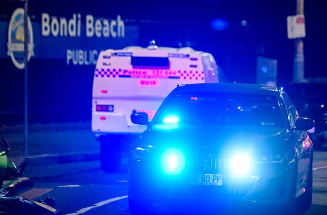 Un véhicule de police près du lieu de l’attaque terroriste de Bondi Beach, à Sydney, dimanche 14&nbsp;décembre 2025.