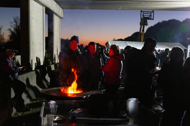 Blocage de l’A64 par les agriculteurs, au niveau de Carbonne (Haute-Garonne), le 13 décembre 2025.