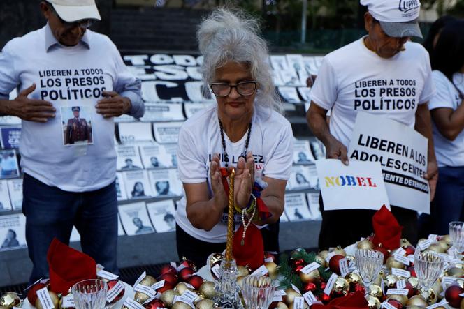 Les proches de prisonniers politiques préparent une table de Noël lors d’une manifestation intitulée « Noël sans prisonniers politiques », exigeant leur libération après la présidentielle controversée de 2024, à Caracas, le 14 décembre 2025. 