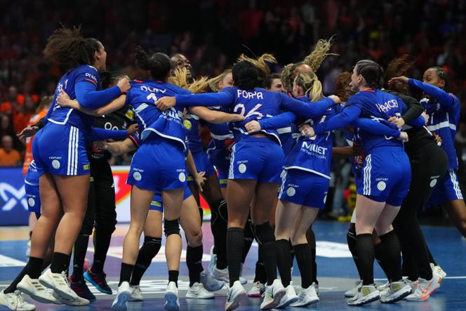 La liesse des Françaises après leur succès face aux Pays-Bas dans le match pour la troisième place du Mondial de handball, à Rotterdam, le 14 décembre 2025.