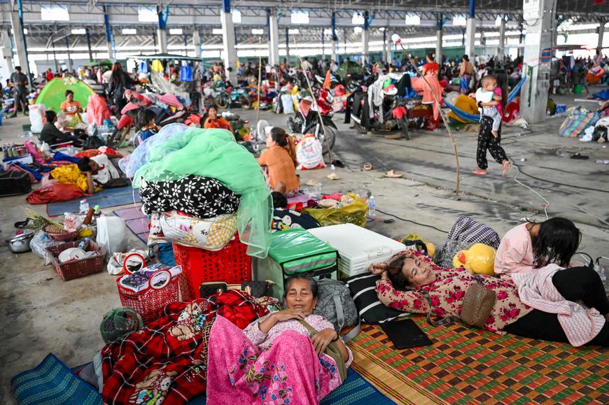 Des habitants déplacés dans un camp temporaire dans la province de Banteay Meanchey (Cambodge), le 14 décembre 2025.