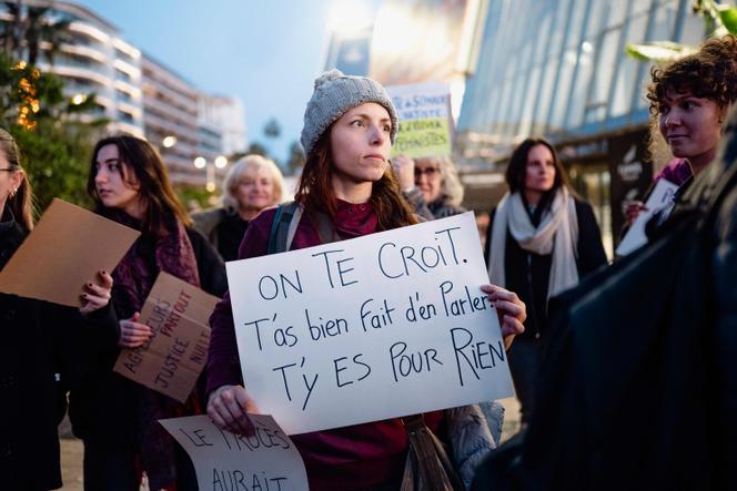 Em manifestação feminista em Cannes contra o comediante Ary Abittan, 14 de dezembro de 2025. 