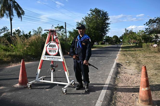 Devant un poste de contrôle routier, dans la province thaïlandaise de Buriram, à 10 kilomètres de la frontière avec le Cambodge, le samedi 13 décembre 2025. 