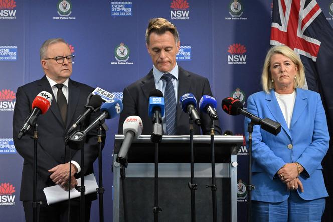 ​De gauche à droite : le premier ministre australien, Anthony Albanese, le premier ministre de Nouvelle-Galles du Sud, Chris Minns, et la ministre de la police et de la lutte contre le terrorisme de Nouvelle-Galles du Sud, Yasmin Catley, lors d’une conférence de presse après la fusillade à Bondi Beach, à Sydney, le 15 décembre 2025. 