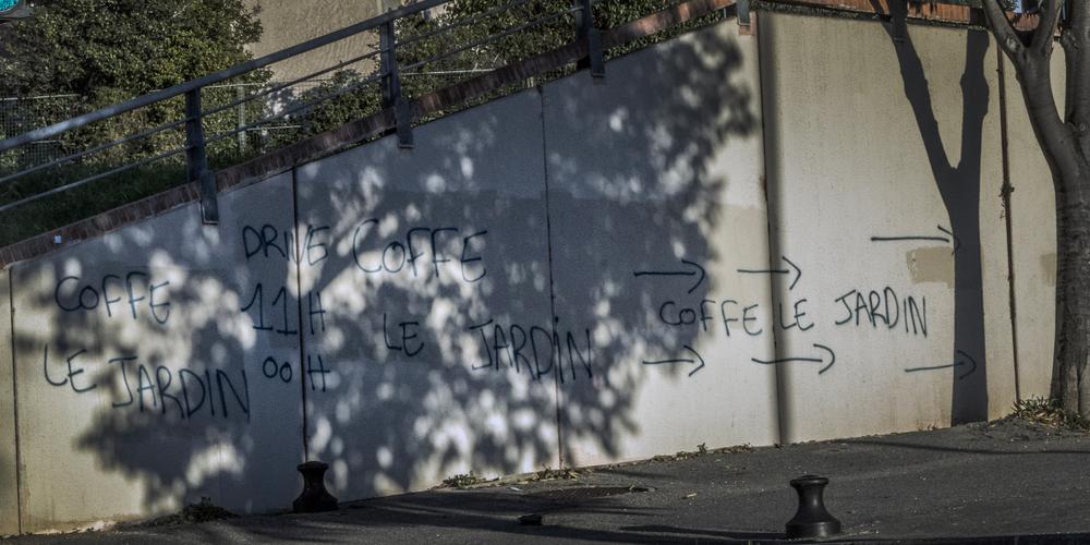 La signalisation d’un point de vente de stupéfiants dans les quartiers nord de Marseille, le 26 novembre 2025. - LAURENT VAN DER STOCKT POUR « LE MONDE »