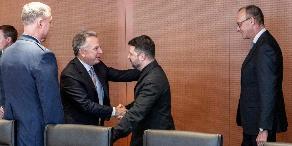 Le chancelier allemand, Friedrich Merz, avec l’émissaire américain Steve Witkoff et le président ukrainien, Volodymyr Zelensky, à Berlin, le 14 décembre 2025. - GUIDO BERGMANN/PRESSE DU GOUVERNEMENT ALLEMAND VIA AFP