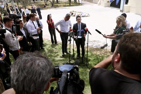 Le codirecteur général du Conseil exécutif de la communauté juive d’Australie, Alex Ryvchin (à gauche), et le président de l’organisation de la communauté juive de Nouvelle-Galles du Sud, David Ossip, à Bondi Beach, à Sydney, le 15 décembre 2025.