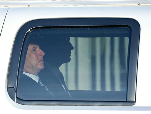 Les envoyés spéciaux américains, Steve Witkoff  et Jared Kushner, quittent l’hôtel Adlon pour se rendre à la Chancellerie, à Berlin, le 15 décembre 2025.