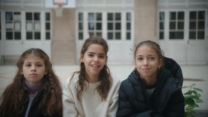 Noor, Lila et Dune dans le documentaire « Le Temps des femmes ( ?) », de Karine Dusfour, coécrit et raconté par Agnès Jaoui.