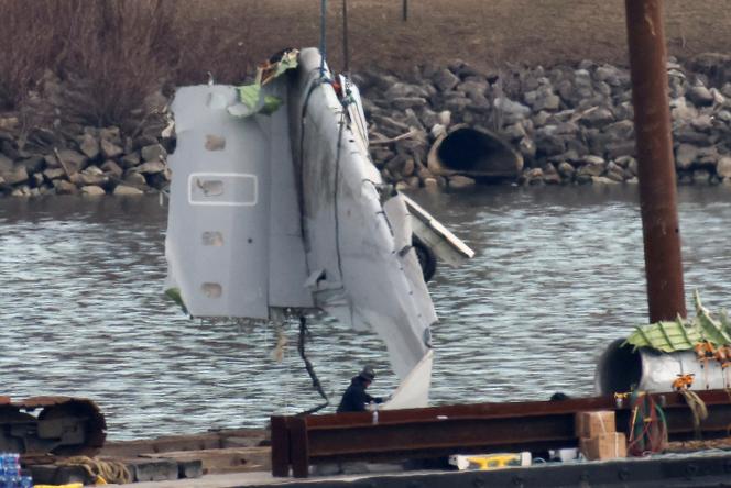 Des débris sont sortis, le 3 février 2025 à Arlington, en Virginie, de la rivière Potomac après la collision meurtrière d’un avion de ligne et d’un hélicoptère militaire près de l’aéroport Ronald-Reagan de Washington.