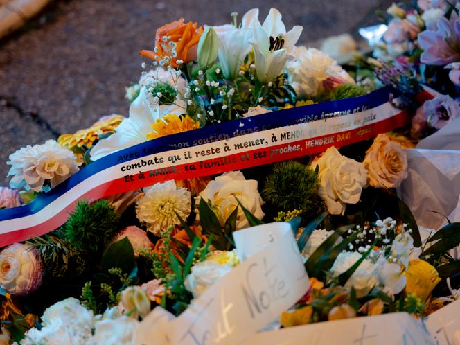 Des fleurs déposées sur le lieu de l’assassinat de Mehdi Kessaci, à Marseille, le 18 novembre 2025.