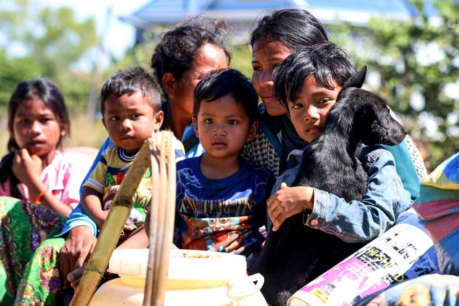 Des habitants évacuant la province de Siem Reap (Cambodge), à la suite des affrontements frontaliers, le 15 décembre 2025.