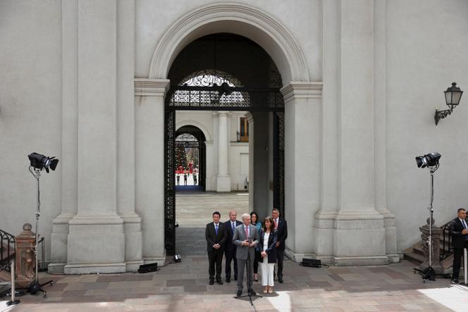 José Antonio Kast, au palais présidentiel de la Moneda, à Santiago, après avoir rencontré le président, Gabriel Boric, le 15 décembre 2025.