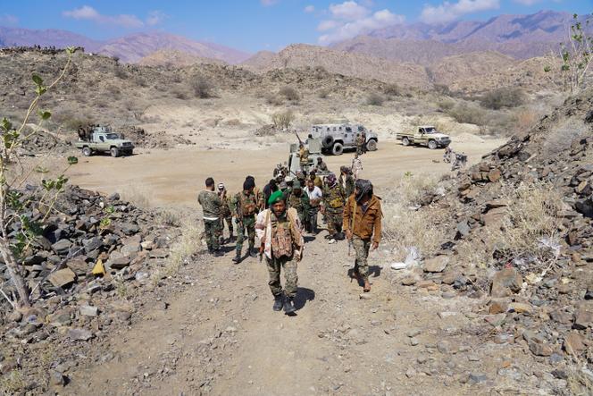 Les forces du principal groupe séparatiste du Yémen, le Conseil de transition du Sud, arrivent dans une région montagneuse où elles lancent une opération militaire dans la province méridionale d’Abyan, au Yémen, le 15&nbsp;décembre 2025. 
