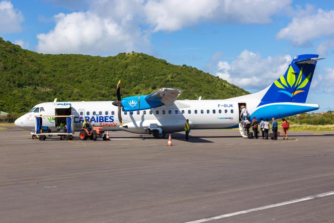 Des passagers embarquent sur un vol Air Caraïbes, à l’aéroport de Saint-Martin, le 10 mars 2022.