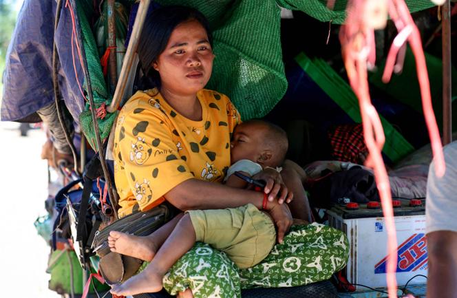 Des habitants évacuant la province de Siem Reap (Cambodge), à la suite des affrontements frontaliers, le 15 décembre 2025.