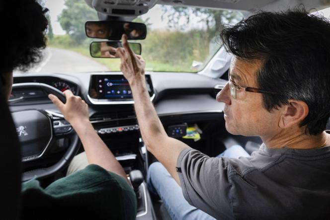 Un moniteur d’auto-école donne une leçon à un élève, à Quimper (Finistère), le 24 juillet 2025.
