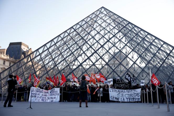 Des employés du musée du Louvre, en grève, à Paris, le 15 décembre 2025. 