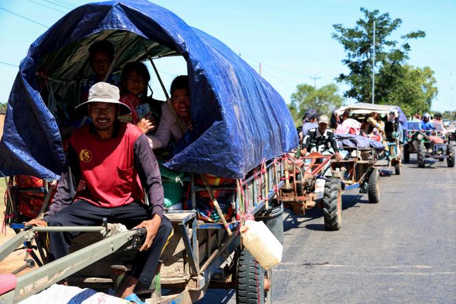 Des habitants évacuant la province de Siem Reap (Cambodge), à la suite des affrontements frontaliers, le 15 décembre 2025.