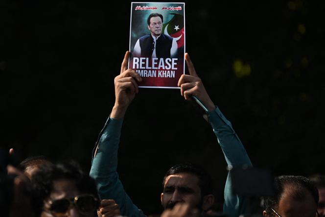 Des partisans du parti Pakistan Tehrik-e-Insaf (Mouvement du Pakistan pour la justice) manifestent à Islamabad, le 2 décembre 2025, pour exiger la libération de leur chef et ancien premier ministre emprisonné, Imran Khan.
