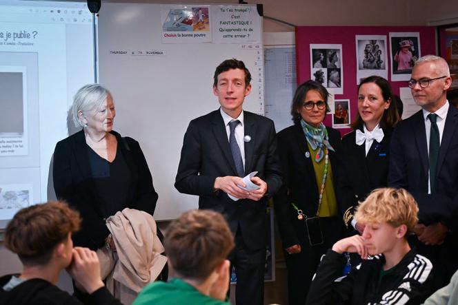 Edouard Geffray, ministre de l’éducation nationale, dans une classe du collège Catherine-Bernard, à Barentin (Seine-Maritime), le 6 novembre 2025.