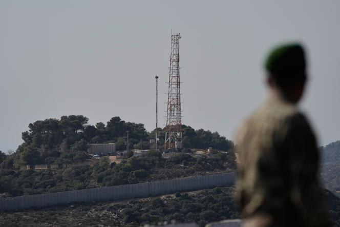 Un soldat de l’armée libanaise observe le poste militaire israélien de Hanita, à partir du village frontalier d’Alma El-Chaab, dans le sud du Liban, le 28&nbsp;novembre 2025.
