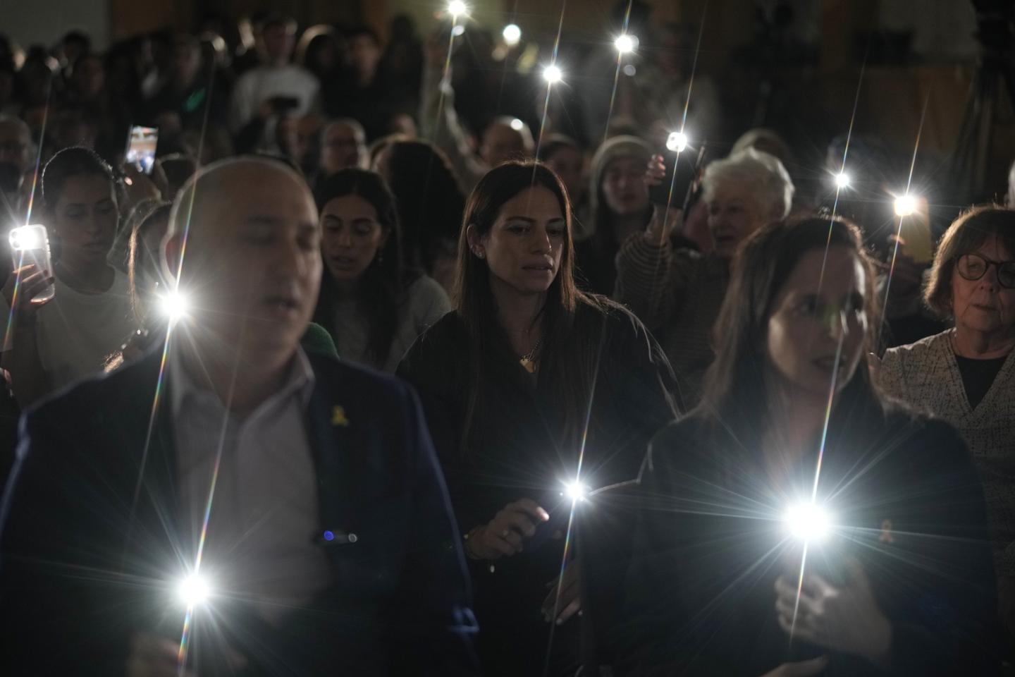 En Israël, la fête de Hanoukka entachée par la sanglante fusillade de Sydney En Israël, la fête de Hanoukka entachée par la sanglante fusillade de Sydney