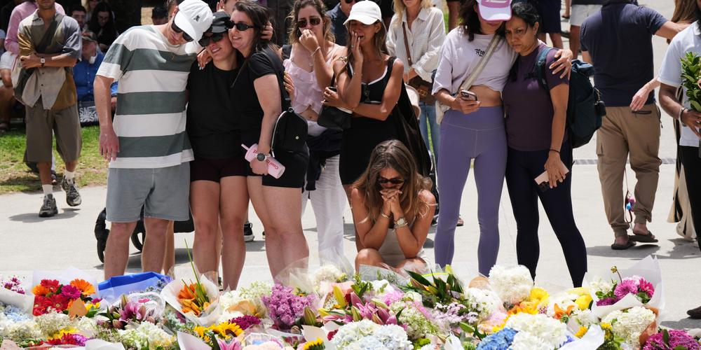 Rassemblement en hommage aux victimes de la fusillade survenue dimanche, près de la plage de Bondi, à Sydney, le 15 décembre. - MARK BAKER / AP