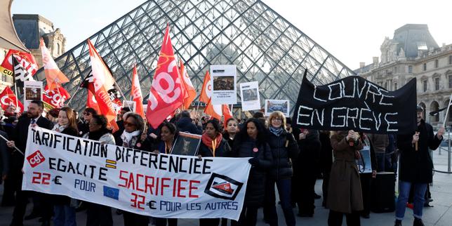 Louvre Museum closes as workers go on strike
