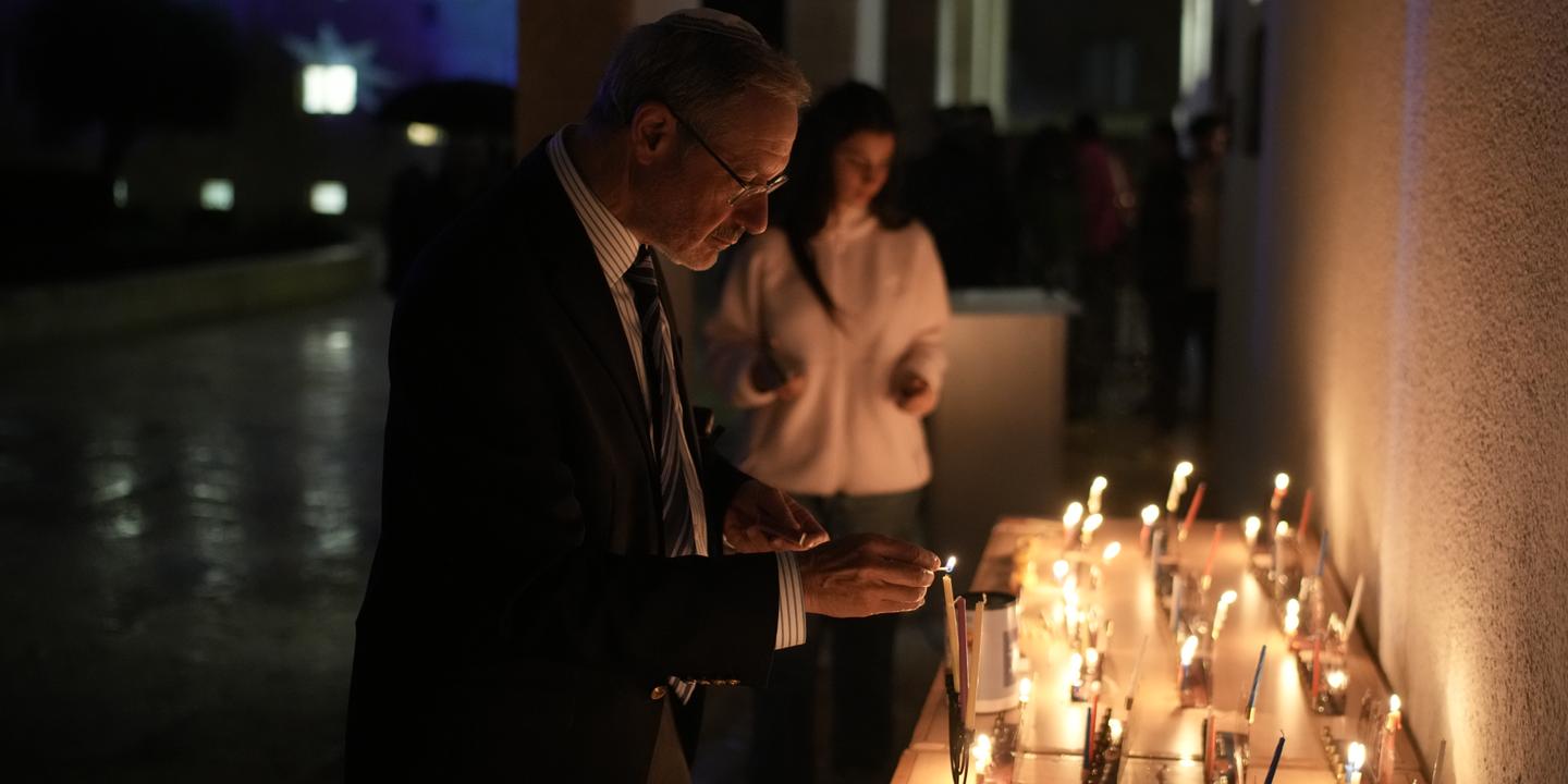 EN DIRECT, attentat en Australie : une nouvelle victime a été identifiée ; premiers hommages à travers le monde EN DIRECT, attentat en Australie : une nouvelle victime a été identifiée ; premiers hommages à travers le monde