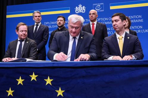 Le ministre des affaires étrangères ukrainien, Andrii Sybiha, à côté de ses homologues moldave, Mihai Popsoi, et néerlandais, David van Weel, lors de la signature d’un traité portant la création de la Commission internationale des réclamations pour l’Ukraine, chargée de traiter les demandes de réparations liées à la guerre, à La Haye (Pays-Bas), le 16 décembre 2025.