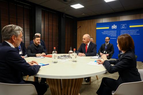 Volodymyr Zelensky rencontre le secrétaire général du Conseil de l’Europe, Alain Berset, le premier ministre néerlandais, Dick Schoof, et la présidente moldave, Maia Sandu, à l’occasion de l’instauration d’une commission internationale chargée de traiter les demandes de répération de Kiev, à La Haye, aux Pays-Bas, le 16 décembre 2025.