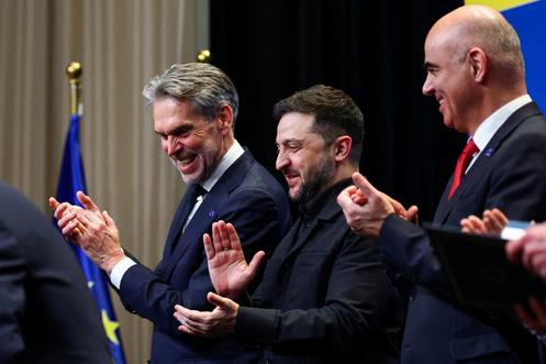 Le président ukrainien, Volodymyr Zelensky, le premier ministre néerlandais, Dick Schoof, et le secrétaire général du Conseil de l’Europe, Alain Berset, applaudissent lors de la signature du traité, à La Haye, aux Pays-Bas, le 16 décembre 2025.