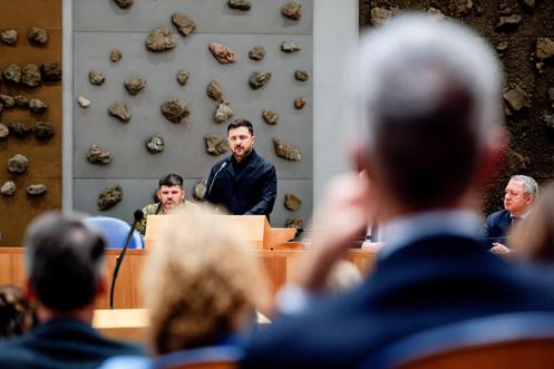 Le président ukrainien, Volodymyr Zelensky, lors d’une conférence consacrée aux réparations dues à l’Ukraine, à La Haye, aux Pays-Bas, le 16 décembre 2025.