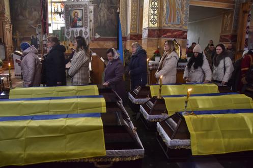 Aux funérailles de six soldats ukrainiens non identifiés, à Ivano-Frankove, dans l’oblast de Lviv, en Ukraine, le 16 décembre 2025.