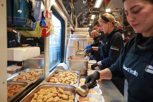 A bord du Food Train, à Odessa, le 16 décembre 2025.