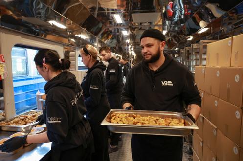 Préparation des repas chauds à bord du Food Train, à Odessa (Ukraine), le 16 décembre 2025.