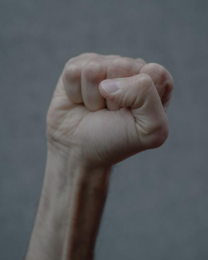 Le poing levé de Sergueï Tsikhanovski, à Vilnius, le 16 décembre 2025, symbole des opposants lors des manifestations en 2020 contre Alexandre Loukachenko  en Biélorussie. 