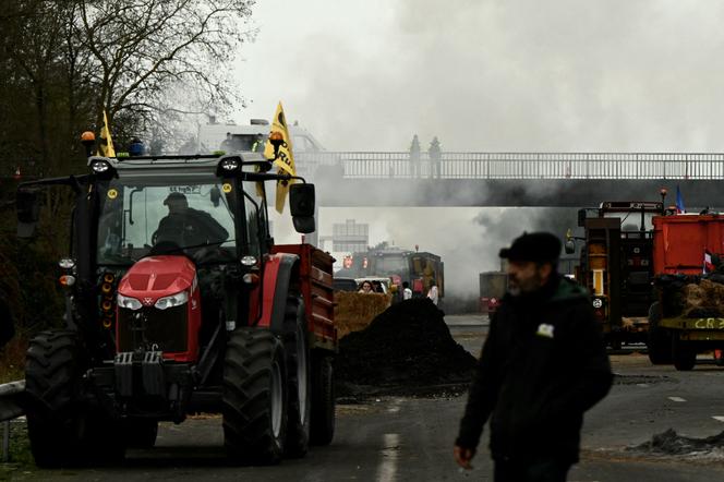 Des agriculteurs bloquent l’autoroute A63 au niveau de Cestas (Gironde), le 16 décembre 2025.
