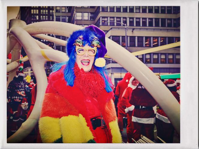 La traditionnelle fête déguisée SantaCon, dans le quartier de Midtown (Manhattan, New York), le 13 décembre 2025.