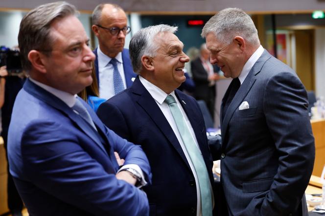 Bart De Wever, Friedrich Merz, Viktor Orban et Robert Fico, respectivement chefs des gouvernements belge, allemand, hongrois et slovaque, lors d’un sommet de l’UE à Bruxelles, le 26 juin 2025.