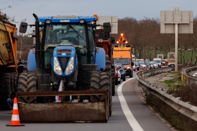 Le syndicat des Jeunes Agriculteurs a mis en place un barrage filtrant sur la N 12, près de Méré (Yvelines), le 16 décembre 2025.