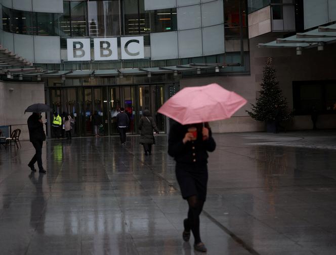 Des passants marchent devant le siège de la BBC, à Londres, mardi 16 décembre 2025.