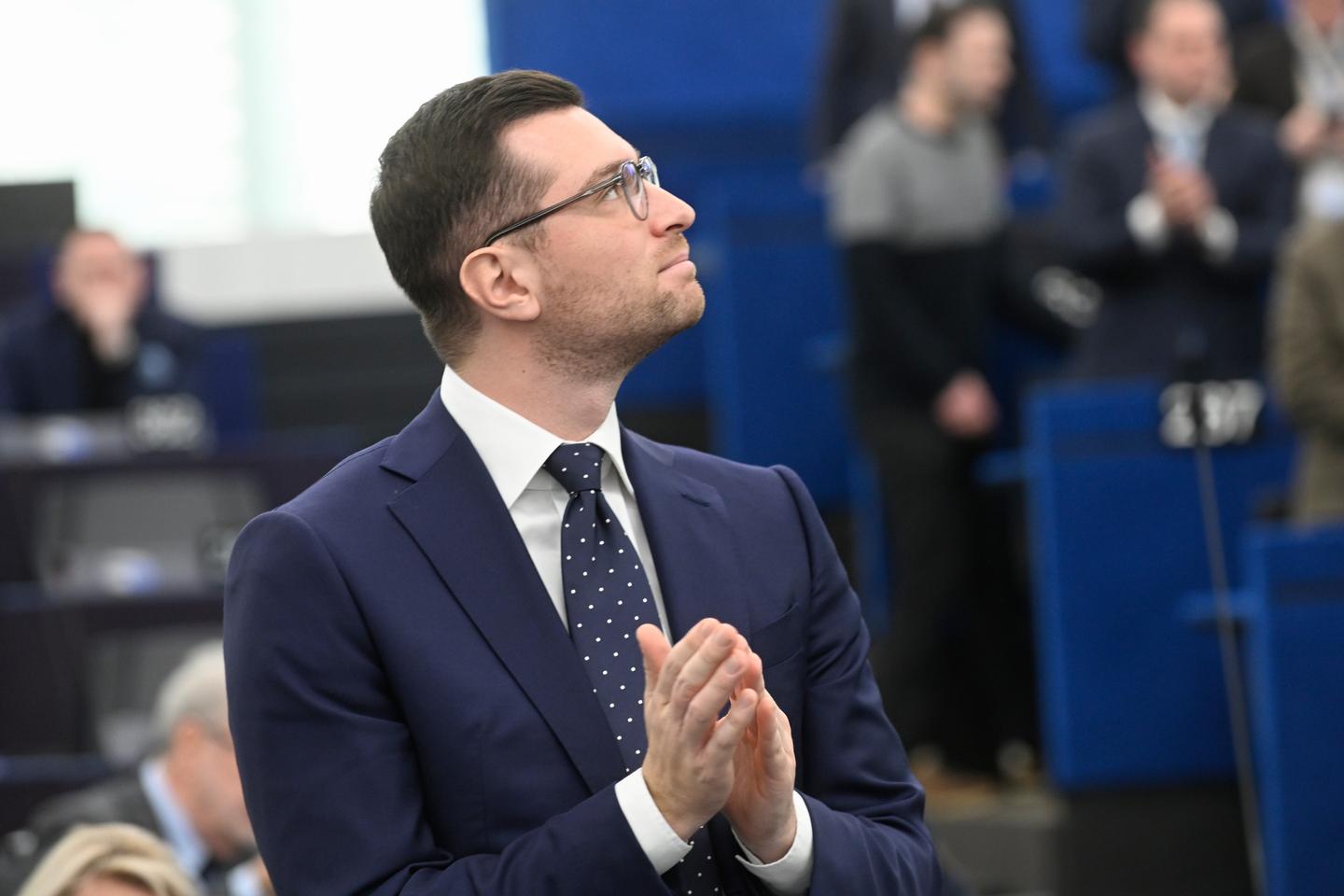 Le grand Ã©cart de Jordan Bardella sur le droit Ã  lâ€™avortement