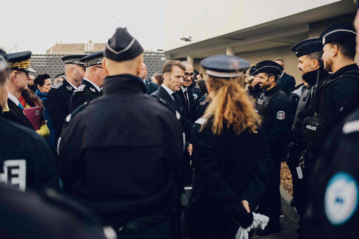 Drogue : Emmanuel Macron annonce que l’amende forfaitaire pour les consommateurs « va passer à 500 euros », contre 200 euros aujourd’hui