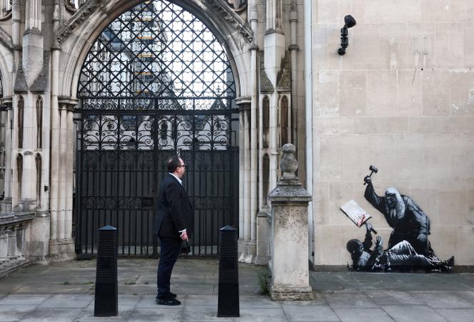Une fresque murale réalisée par l’artiste Banksy sur le bâtiment du Royal Courts of Justice à Londres, le 9 septembre 2025. 