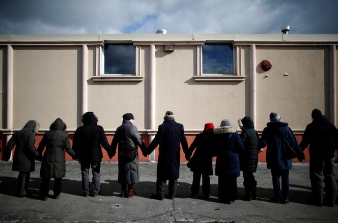 Des fidèles de la synagogue Holy Blossom Temple et de l’église Fairlawn United forment un «&nbsp;cercle de paix&nbsp;» devant le centre islamique Imdadul, pendant la prière, pour manifester leur solidarité, le 3 février 2017.
