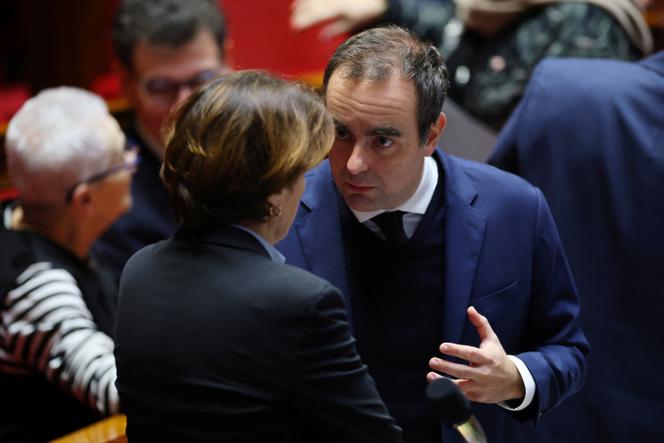 Sébastien Lecornu s’entretient avec la ministre  de l’agriculture, Annie Genevard, à l’Assemblée nationale, le 16 décembre 2025. 
